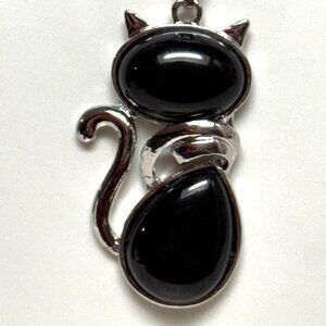 Black Onyx gemstone cat pendant on chain, NWOT